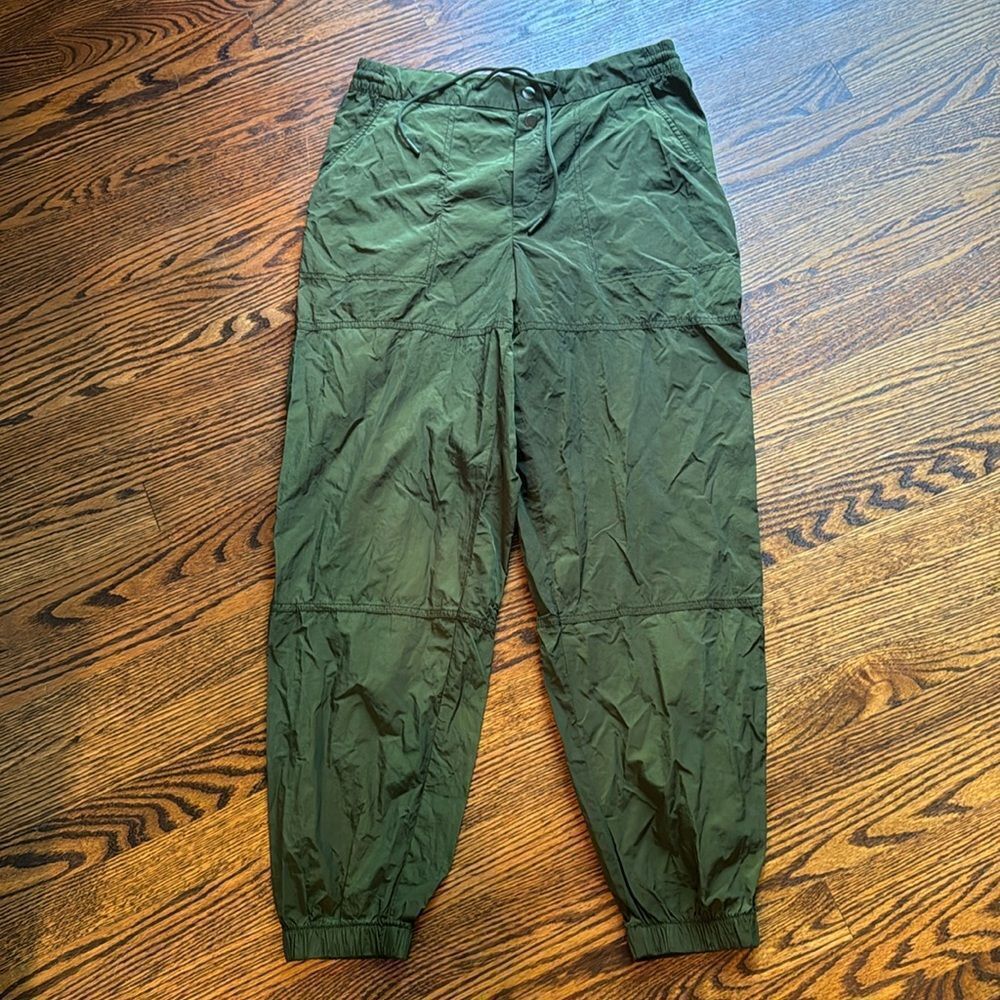Athleta deep olive green Expedition Jogger/ wind pant. Size 4.